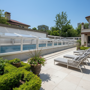 Dôme <span class=keywords><strong>de</strong></span> piscine motorisé rétractable avec couverture rigide et véranda mobile <span class=keywords><strong>en</strong></span> verre, doté d'une télécommande et d'une étanchéité résistante aux intempéries - Product Image 2