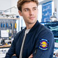 Écusson tissé de haute densité avec logo d'avion à réaction de précision 0,05 mm pour souvenirs d'école de vol et image de marque tendance
