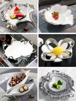 Assiette en porcelaine nordique personnalisée OEM/ODM en forme de feuille unique, plateau de service écologique à bord argenté pour fruits, bonbons et collations