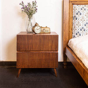 Mesa de Noche Clásica Hecha a Mano con Madera Sólida y 2 Cajones Funcionales para Muebles de Interior Modernos y de Lujo - Product Image 1
