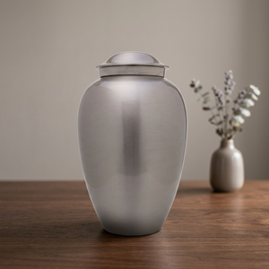 Urne funéraire en aluminium argenté pour cendres, urne commémorative en métal, vase de commémoration rond, présentoir personnalisé - Artisanat indien - Product Image 3