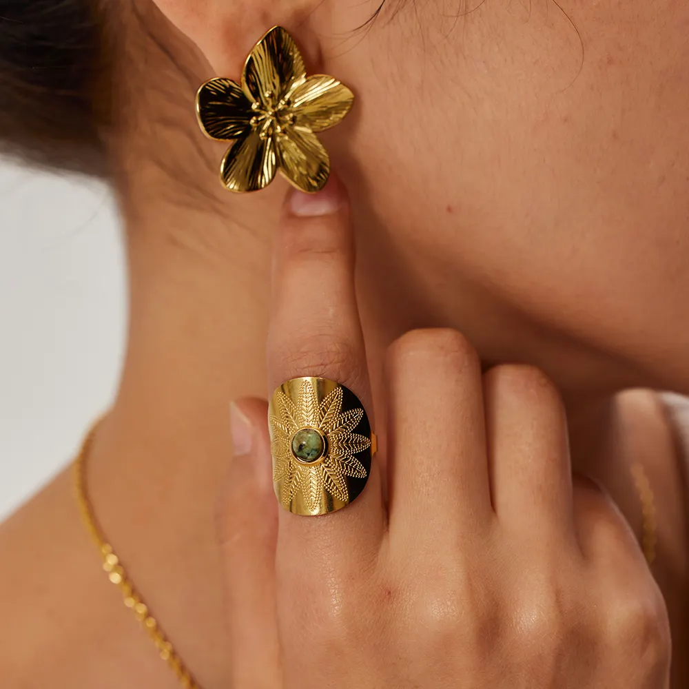 J & D ต่างหูสแตนเลสชุบทอง18K แนววินเทจต่างหูผู้หญิงทำด้วยมือต่างหูเม็ดกลมลายดอกไม้ด้าน