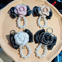 Breloque de sac en PU style coréen avec fleur de camélia et perles, accessoires porte-clés de voiture, pendentif de téléphone pour femme, décoration, cadeau de vacances