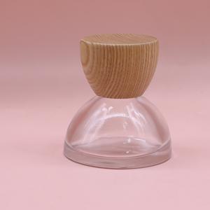 Flacon en verre de parfum de 30ml avec capuchon en bois de noyer en forme de cône pour crème pour le visage - Product Image 4