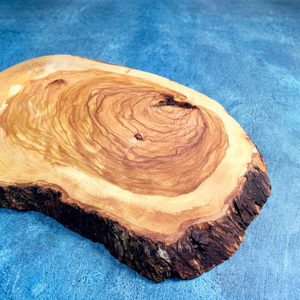 Planche à découper rectangulaire en bois d'acacia avec bord naturel, surface antidérapante, écologique et compatible lave-vaisselle - Product Image 1