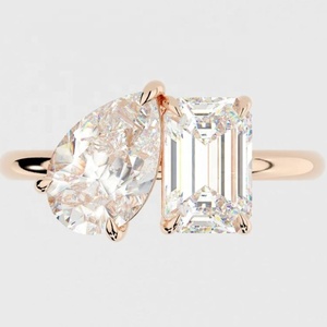 Bague Toi et Moi en or blanc, rose et jaune <span class=keywords><strong>4K</strong></span> avec <span class=keywords><strong>2</strong></span> diamants taille émeraude de <span class=keywords><strong>2</strong></span> carats chacun - Product Image 1
