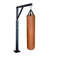 Support mural incurvé robuste sur mesure pour sacs de frappe avec crochets coulissants multiples pour l'entraînement commercial de boxe et de MMA en salle de sport
