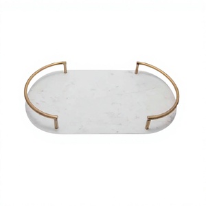 Plateau de service tendance pour snacks, design marbre blanc, avec poignées métalliques, idéal pour la vente. - Product Image 1