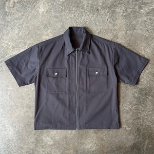 เสื้อเชิ้ตแขนสั้นคุณภาพสูงแบบ OEM สั่งทำได้ แฟชั่น มีกระเป๋า คอปกลำลอง ซิปหน้า เสื้อทำงานผู้ชาย - Product Image 2