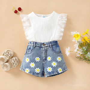 Set 2 Pezzi <span class=keywords><strong>Abbigliamento</strong></span> Bambina: Top Giallo con Stampa <span class=keywords><strong>Margherita</strong></span> e Pantaloncini in Denim Elasticizzato con Rete - Collezione Dolce per Bambine - Ingrosso <span class=keywords><strong>Abbigliamento</strong></span> Bambini - Product Image 1