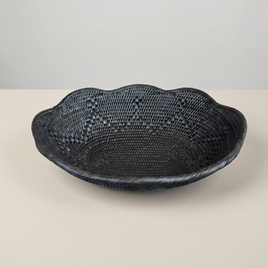 Assiette ronde en bois artisanale de Bali, écologique, avec motif solide, design bohème, pour cadeau de mariage - Product Image 1