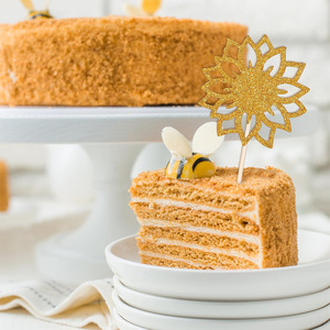 Décorations de cupcakes sur le thème de l'abeille dorée, pics à gâteau en papier nid d'abeille, abeille et tournesol pour la décoration de desserts de fête prénatale ou d'anniversaire sur le thème des abeilles - Product Image 4