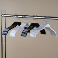 Kunststoff-Hosenclips für beliebte Online-Modeboutiquen; Schwarz-weiße, rutschfeste, markierungsfreie Hosenbügel; Kleiderbügel für Erwachsene