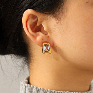 Boucles d'oreilles clous irrégulières en acier inoxydable plaqué or 18 carats avec diamants de laboratoire, anti-ternissement, <span class=keywords><strong>pour</strong></span> femmes - Vente en gros H&C - Product Image 1