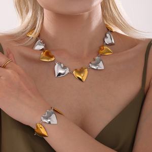 مجوهرات قلادة أنيقة على شكل قلب ناعم من BINSHUO طقم أساور وقلادة فاخرة من الفولاذ المقاوم للصدأ مطلية بالذهب للنساء - Product Image 1