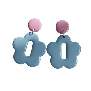 Boucles d'oreilles créoles en résine acrylique de qualité supérieure, motif fleur mignon, classiques, bleues et roses, bijoux faits à la main pour femme, mariage - Product Image 1