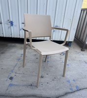 Fauteuil empilable en polypropylène (PP) coloré personnalisé pour restaurant, café, bistrot, hôtel, terrasse et extérieur