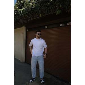 Camiseta Blanca de Diseñador con Estampado Loveless en Método de Serigrafía, Peso del Tejido 200g, Modelo Comprimido - Product Image 3