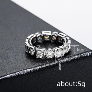 Anello Combinato Rotondo e Quadrato per Donne, Gioiello Minimalista ed Elegante per le Dita - Product Image 5