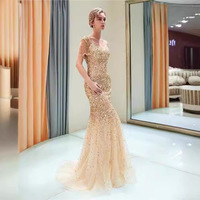 Großhandel 2024 Elegantes Damen Sexy One-Shoulder Ärmelloses Glänzendes Paillettenkleid mit Federn und Hohem Schlitz Abendkleid Maxikleid
