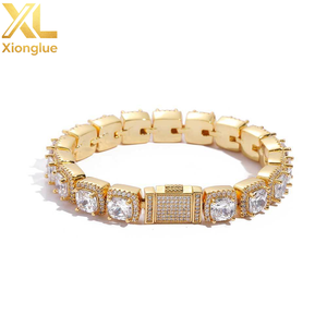 สร้อยข้อมือฮิปฮอปทรงสี่เหลี่ยมประดับเพชรซิคอนชุบทอง 18K แบบกล่องล็อค ดีไซน์คลัสเตอร์แบบ Iced Out - Product Image 1