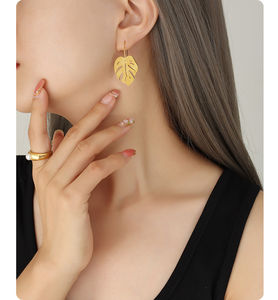 ต่างหูแฟชั่นหรูหรา ชุบทอง 18K สแตนเลส รูปใบไม้ สำหรับผู้หญิง - Product Image 5