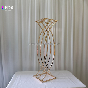แท่นวางดอกไม้โลหะสีทอง LEDA Luxury ขนาดและสีตามสั่ง สำหรับงานแต่งงาน งานเลี้ยง และงานปาร์ตี้ - Product Image 1