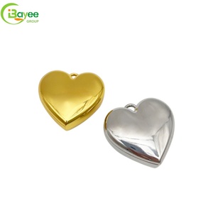 Boîte à parfum solide de luxe texturée en forme de cœur, couleur or et argent, étanche, avec fermeture magnétique - Product Image 4