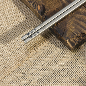 Baguettes carrées en titane pur, légères et portables, personnalisées OEM, de haute qualité, vaisselle en métal saine, écologiques, pour le camping - Product Image 1