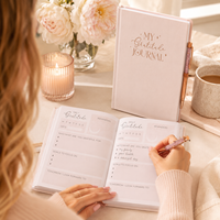 Carnet de Gratitude Personnalisé Couverture Rigide Rose Poudré avec Paillettes Or Rose et Stylo Cristal – Coffret Cadeau OEM en Gros