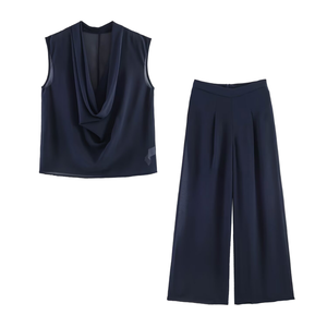 Conjunto de dos piezas para mujer: top elegante sin mangas con cuello en V y pantalones plisados de cintura media en tela crepé azul marino - Product Image 1