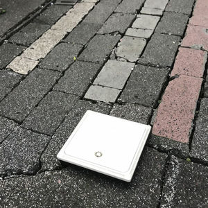 Boîtier de jonction électrique extérieur résistant aux intempéries avec couvercle d'inspection au sol pour un accès sécurisé aux câbles souterrains - Product Image 1