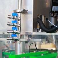 Machine de remplissage et de scellage automatique de bière mobile électrique à 4 têtes pour canettes en aluminium de 500 ml, 1200 CPH, changement en un clic pour les produits chimiques