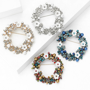 Broche Couronne de Noël en Perles, Alliage Plaqué Or, Strass Colorés, Design Perforé, Personnalisable, Luxe, pour Femme, Fiançailles, Fête - Product Image 6