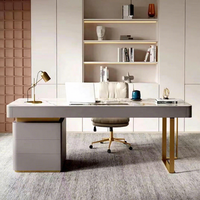 Bureau d'ordinateur moderne pour PDG avec pieds en métal de forme rectangulaire, plateau en pierre blanche et rangement