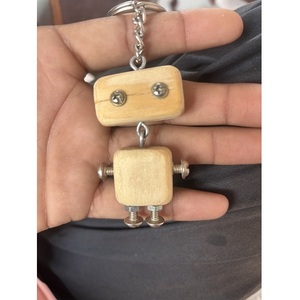 Porte-clés robot en bois fait main, décoration en bois unique, matériau durable et écologique, cadeau idéal, accessoire parfait pour les clés et les sacs - Product Image 1