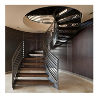 Escalier courbé moderne avec rampe en verre et marches en métal, escalier durable pour appartement et hall
