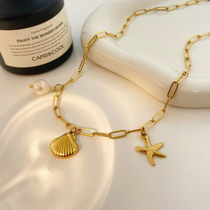Collana in Acciaio Inossidabile Stile Oceano con Conchiglie, Perle e Stelle Marine, Gioielli in Titanio Placcato Oro 18K - Product Image 1