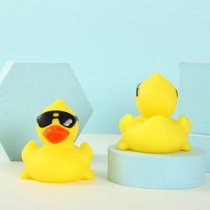Fábrica 4 pulgadas logotipo personalizado al por mayor promocional PVC Sunny <span class=keywords><strong>gafas</strong></span> <span class=keywords><strong>de</strong></span> <span class=keywords><strong>sol</strong></span> pato suave flotador bebé baño goma patos juguete chico regalo - Product Image 3