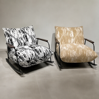 Fauteuil à bascule moderne en tissu texturé, structure en fer, accoudoirs en bois, rembourrage en mousse, pour salon et chambre à coucher