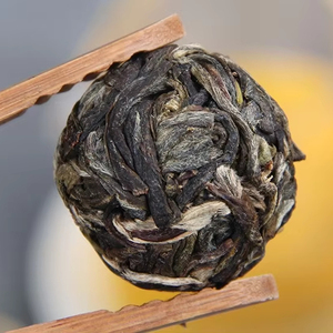 Té Pu'er <span class=keywords><strong>de</strong></span> Yunnan <span class=keywords><strong>2020</strong></span>, Té Crudo <span class=keywords><strong>de</strong></span> Árboles Antiguos <span class=keywords><strong>de</strong></span> la Montaña Jingmai, Bolas <span class=keywords><strong>de</strong></span> Dragón Refrescantes Hechas a Mano - Product Image 5