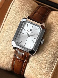 Montre carrée dorée best-seller avec bracelet en cuir tendance pour femme. Modèle simple noir imperméable. - Product Image 6