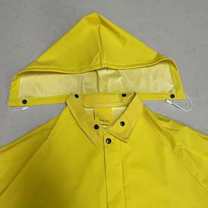 Traje de <span class=keywords><strong>trabajo</strong></span> de poliéster Pvc amarillo Traje de lluvia resistente con chaqueta impermeable con capucha y pantalones de babero Impermeable - Product Image 2