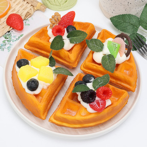 เค้กวาฟเฟิลสามเหลี่ยมจำลอง PU ฟื้นตัวเร็ว ขนมหวานจำลอง ครีมผลไม้ ขนมปัง - Product Image 1