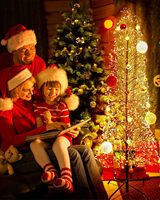 Merry Tree 5FT Warmweiße IP44 Wasserdichte Weihnachtsbaumbeleuchtung mit Timer-Funktion, 2000 LEDs für Innen-/Außen-Feiertagsdekoration