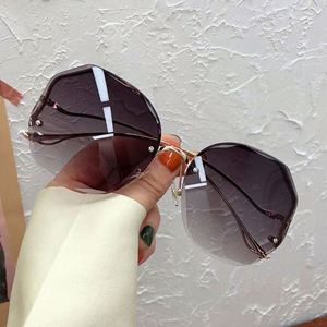 Gafas de Sol Redondas Irregulares con Degradado para Mujer, Logotipo Personalizado, Venta al Por Mayor, Montura Metálica Sin Aro, Patillas Curvas - Product Image 4
