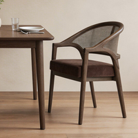 Hotel- und Restaurant-Stühle: Hellfarbener Massivholz-Armlehnstuhl mit Rattan-Rückenlehne und Polsterung für USA und Australien