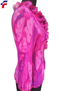 Camicetta plissettata di vendita calda primavera 2023 con stampa rosa <span class=keywords><strong>lilla</strong></span> a 3/4 maniche con scollo a volant in chiffon di poliestere riciclato - Product Image 2
