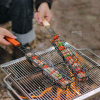 Outil multifonctionnel de barbecue en acier inoxydable pour rôtissoire extérieure, avec pince à grille et manche en bois, pour hot-dogs, maïs et grillades au charbon de bois