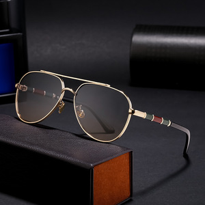 Lunettes de soleil aviateur personnalisées pour hommes, monture dorée, branches noires, protection UV400, verres PC, style Instagram, classe 2. - Product Image 4